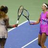 Serena Williams (l) gratuliert Wiktoryja Asaranka zum Einzug ins US-Open-Endspiel.