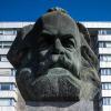 Markant ragt das Karl-Marx-Monument im Zentrum von Chemnitz empor. Der 40 Tonnen schwere Philosophenkopf aus Bronze gilt als die zweitgrößte Porträtbüste der Welt.