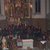 Das jährliche Benefizkonzert der Tschernobyl-Kinderhilfe Schrobenhausen fand in der Pöttmeser Pfarrkirche statt. Die Feier wurde musikalisch gestaltet von folgenden Akteuren: (von links) die Muskateller Saitenmusik, der Lenbach-Chor Schrobenhausen, die Volksmusikgruppe des Gymnasiums Schrobenhausen, der Vortragende Hermann Plöckl und Evi Schmidt-Deeg von der Tschernobyl-Kinderhilfe. Nicht auf dem Foto sind der Organist Max Höringer und der Klarinettist Maximilian Rall.  	