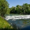 Die Isar bei Mintraching im Landkreis Freising: Passanten haben hier am 7. Juni eine in der Isar schwimmende Männerleiche entdeckt. Nun wurde ein weiterer Toter gefunden. 