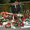 Das Grab des Sängers in Straßberg wird an Gedenktagen mit Rosen, Kerzen und Widmungen bedeckt.
