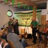 Die fünf Musiker der Irish-Folk-Gruppe „Mother’s Pride“ verwandelten bei ihrem Auftritt in Pfaffenhausen die Schranne in ein kleines Stück Irland.  	