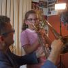 Beim Tag der offenen Türe ließ sich die siebenjährige Lotta von Musikschulleiter Robert Kraus das Spiel mit der Posaune erklären.
