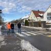 Stefan Greineder (links) und Peter Schorer (rechts) vom Staatlichen Bauamt testen gemeinsam mit Bürgermeister Markus Wöhrle die neue Fußgängerampel in Buch. 