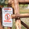 Ein Schild weist am Kutzenhausener „Biergarten“ darauf hin, dass der Wachturm nicht besetzt sei. Den „Scherz“ findet Bürgermeisterin Silvia Kugelmann gar nicht lustig. 