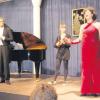 Neujahrskonzert in Mertingen, mit dabei die Sopranistin Katerina Sokolova-Rauer (rechts), der Bariton Manuel Wiencke (links), die junge Anni Rauer und Pianist Wolfgang Weber (verdeckt). 