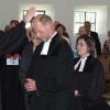 Dekanin Gabriele Burmann (li.) führte Pfarrer Ulrich Funk mit Handauflegung und dem Segen Gottes in sein neues Amt in der Christuskirche in Thannhausen ein. Hinter ihm steht seine Frau Brigitte Funk. (Archivbild)