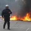 Hamburg: Barrikaden und Polizeiwagen brennen - Am Rande einer Demonstration von Rechtsextremisten ist es am Samstag in Hamburg zu gewaltsamen Auseinandersetzungen zwischen Polizei und linken Gegendemonstranten gekommen.