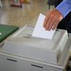 Im Wahllokal muss der Stimmzettel in die Wahlurne. Weil in Kühbach dort keine Briefwahlunterlagen entgegengenommen wurden, hat die Partei Die Basis den Kühbacher Bürgermeister angezeigt. Jetzt wurden die Ermittlungen eingestellt. 
