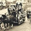 Faschingsumzug in Rettenbach ca. Mitte der 50er Jahre.  Zwei schwarze Pferde ziehen den festlich geschmückten Wagen mit dem Prinzenpaar und ihren Lakaien die Hühle (heute Hauptstraße) hoch.