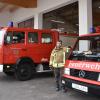 Freut sich mit seinen Kameraden auf die neuen Räumlichkeiten: Der Fünfstettener Feuerwehrkommandant Bernd Dunzinger, Im Hintergrund ist der Bereich des gemeindlichen Bauhofs zu sehen. 