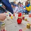 Die Menschen zündeten bei der Kundgebung in Augsburg Kerzen für die Opfer des Angriffskrieges in der Ukraine an.