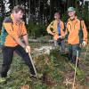 Klimawald der Bayerischen Staatsforsten im Staatswalddistrikt Roggenburg bei Wettenhausen. Forstwirt Armin Glinkemann hebt mit dem Hohlspaten ein tiefes Loch aus, in das Forstwirt Sebastian Stehle ein zweijähriges Bäumchen setzt. Hinten ist Revierförster Hubert Bonath zu sehen.