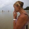 Die deutsche Claudia Geist betet am Strand von Khao Lak und erinnert sich, wie sie auf wundersame Weise die Tsunami-Katastrophe von vor zehn Jahren überlebt hat.