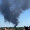 Rauchwolke über dem Norden von Augsburg:
Auf dem Gelände eines Autoverwerters ist ein Feuer ausgebrochen. Die Feuerwehr löscht den Brand.