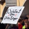 "Nie wieder ist jetzt" und "Donauwörth ist bunt": Zahlreiche Banner, Plakate und Schilder gegen Rechtsextremismus gab es bei der Demonstration in Donauwörth zu sehen.