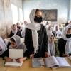 Das neue afghanische Schuljahr hat begonnen - so wie hier in Kabul. Aber die weiterführenden Schulen bleiben auch im zweiten Jahr nach der Rückkehr der Taliban an die Macht im Jahr 2021 für Mädchen geschlossen.
