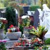 Blumen, Kerzen und Gläser von Grablaternen hat eine bislang unbekannte Person von Gräbern auf dem Neuen Friedhof in Aichach gestohlen, meldet die Polizei. 