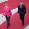 Emmanuel Macron traf am Montag Angela Merkel in Berlin. (Symbolbild)