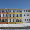 Kerschensteiner Schule in Augsburg Hochfeld: Schüler dekorieren Fenster mit bunten Lettern: "Zusammen sind wir stark"