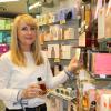 In der Parfümerie Elke in Aichach ist das Weihnachtsgeschäft gut angelaufen. Nachgefragt werden laut Inhaberin Elke Schmid-Rosopulo vor allem Düfte. 