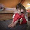Wenn Kinder tagelang nicht aus ihrem Zimmer kommen und dauerhaft traurig oder ängstlich sind, könnte eine Depression dahinter stecken.