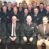 Sie wurden für 40 Dienstjahre bei der Feuerwehr ausgezeichnet. Das Foto zeigt die Geehrten mit Landrat und Bürgermeistern der Landkreiskommunen. 	