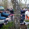 Bäume oder Platz für Flüchtlinge: Was ist wichtiger? Demonstranten in Blankenese greifen symbolisch zur Säge.