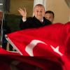 Der türkische Außenminister Mevlüt Cavusoglu lässt sich in Hamburg in der Residenz des türkischen Generalkonsuls von seinen Anhängern feiern.