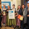 Auf dem Bild zu sehen: Ministerialdirektorin Ulrike Wolf, CID-Team um Christiane Kickum, Claudia  Kretzschmar, Andrea Eisen und Tamara Haein, mit Laudator Andrea Bastian vom Sparkassenverband Bayern und Wolfgang Puff, Hauptgeschäftsführer Handelsverband Bayern. 