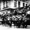 Das Bild vom 09.11.1923 zeigt die Ankunft von SA-Truppen aus dem Umland vor dem Bürgerbräukeller in München während des sogenannten "Hitler-Putschs". Auch in Mering sammelten sich damals rund 300 SA-Mitglieder.  