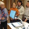 Das Präventionsprogramm „Gutes Sehen“ machte Station im Schlößle: (von links im Bild) Hildegard Hofmann, Edith Schneider, Renate Gloger, Nesli Wallesch mit Optikerin Marina Rung vom Blindeninstitut Regensburg, die Hilfsmittel fürs Auge vorstellte.  	