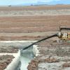 Das ist ein Kanal zum Absaugen der wertvollen Rohstofflösungen, die unter der Salzkruste des Salar de Uyuni in Bolivien lagern.