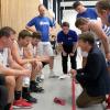 Trainer Markus Mosig (in Schwarz) schwört seine Mannschaft ein. Die Basketballer des TV Augsburg setzen auf 2Gplus.