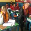 Fritz und Sybille von Philipp drücken bei ihrem Besuch in Nepal noch einmal die Schulbank. Die Westwing Secondary School wurde im Zuge des „Happy Schools“-Projekt wieder aufgebaut und eingerichtet. 	