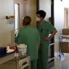 Nicht nur wegen der Corona-Pandemie ist die Belastung für Pflegekräfte in Augsburger Krankenhäusern deutlich gestiegen. Zeitarbeitsfirmen locken sie mit besseren Konditionen.