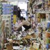 Dosen und andere Waren liegen nach einem Erdbeben in Japan auf dem Boden eines Supermarktes.