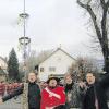 Ein dreifach kräftiges Hio auf die fünfte Jahreszeit. Sascha Kummer, Wolfgang Stocker, Christoph Endrös und Manfred Ohnesorg (von links) stellten in Freihaldens den Narrenbaum. 