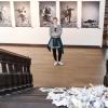 Isabelle Konrad im Jahr 2018, vor einigen ihren Fotoarbeiten im Weißenhorner Neuffenschloss. Vorsicht Raumpfleger: Das zerknüllte Papier im Vordergrund gehört auch zur Ausstellung.  	