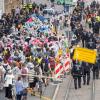 Protestteilnehmer ziehen während des Demonstrationszugs gegen die Automesse IAA-Mobility am Freitag von der Theresienwiese ausgehend durch die Münchner Innenstadt.