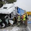 Auf der B17 hat sich am Dienstagmittag südlich von Landsberg ein schwerer Unfall mit zwei Lkw ereignet. Auf schneeglatter Fahrbahn war ein Sattelzug ins Schleudern und in den Gegenverkehr geraten. Der Fahrer dieses Lkws aus dem Landkreis Neu-Ulm wurde schwer verletzt und musste von der Feuerwehr aus dem Fahrzeugwrack befreit werden.