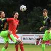 Kaum Luft zum Atmen ließ Weldens Fabian Ecker seinem Stadtberger Gegenspieler Dominik Nürnberger. Rechts TSV-Kapitän Moritz Vermeulen. 	
