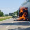 Auf der B16 bei Rain ist ein landwirtschaftlicher Hänger aus bisher ungeklärter Ursache in Flammen aufgegangen.