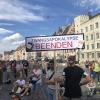 Am Samstag demonstrierten auf dem Augsburger Ulrichsplatz rund 250 Menschen gegen die Corona-Maßnahmen. 