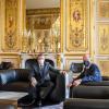 Auch der französische Präsident macht es sich ab und an auf dem Sofa bequem, in diesem Fall mit Bundeskanzler Olaf Scholz.  Ansonsten gilt er aber eher als "hyperaktiv". 