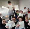 Schüler der Heinrich-von-Buz-Realschule wollen mit Unterschriften erreichen, dass ihre Lehrer an der Schule bleiben darf. 