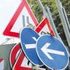 Welche Verkehrsschilder sind wirklich nötig - und welche können weg? Verkehrsminister Joachim Herrmann will Licht in den Schilderwald bringen.
