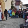 Gespannt warteten kleine und große Besucher bis St. Nikolaus seinen Sack öffnete. 
