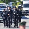 Ratlosigkeit bei den Polizisten am S-Bahnhof in Unterföhring bei München. Am Dienstagvormittag hat ein Mann mit der Dienstwaffe eines Polizisten auf eine Beamtin geschossen.