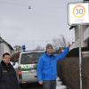 Auf unserem Bild weist Matthias Vogel auf das neue Schild beim Krumbadweg, begleitet von Polizeihauptwachtmeister Marcus Praschivka. 